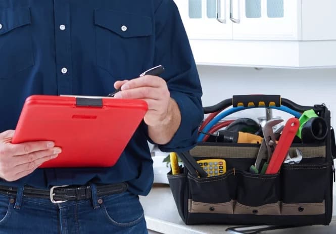 Hausmeister mit Werkzeugkoffer bei der Arbeit